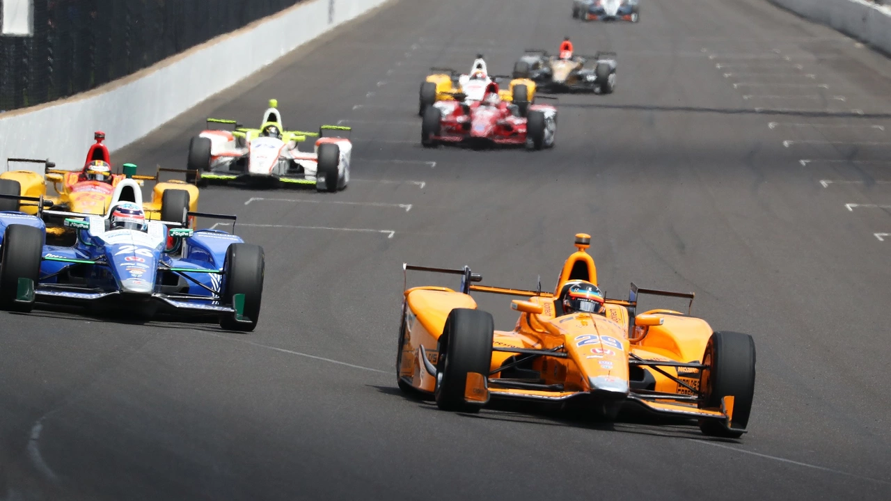 Which car is longer: IndyCar or Formula 1?